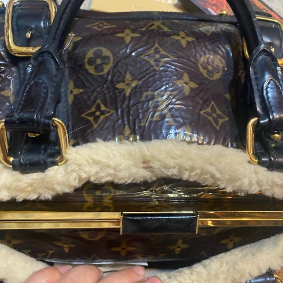 LOUIS VUITTON Patent Monogram Shearling Sac Thunder - Picture 3 of 15